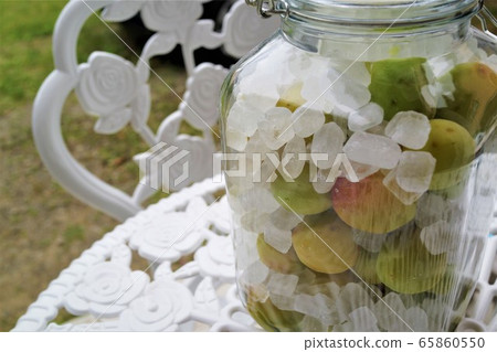 瓶裝的糖梅製作梅花糖梅材料背景 瓶裝的糖梅製作梅花糖梅材料背景 65860550