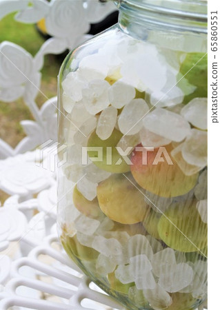 瓶裝的糖梅製作梅花糖梅材料背景 瓶裝的糖梅製作梅花糖梅材料背景 65860551