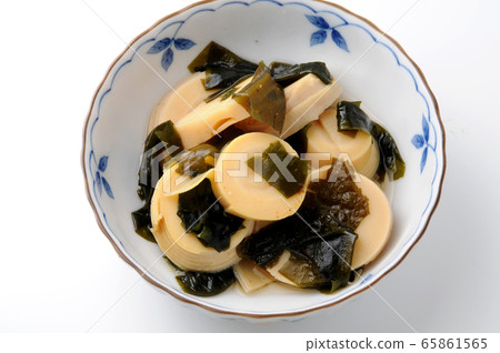 Boiled bamboo shoots and seaweed 65861565