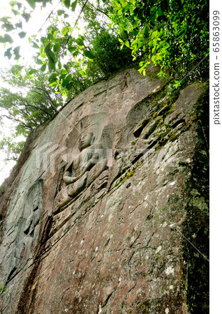 Great stone Buddha of the three cliffs 65863099