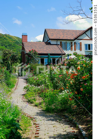 Garden House 65863591