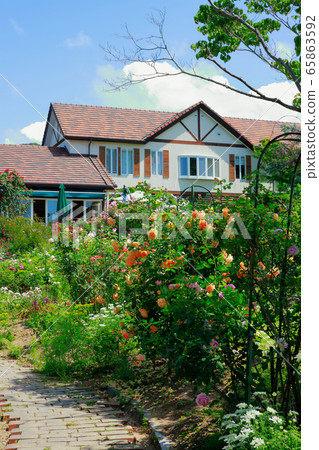 Garden House 65863592