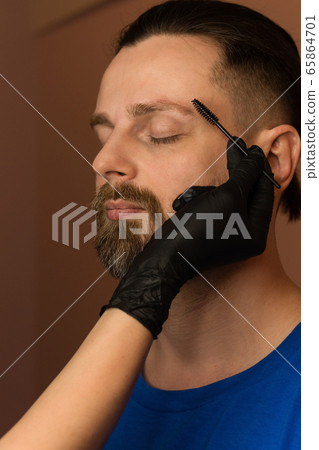 Correction shape of man eyebrow Correction shape of man eyebrow 65864701