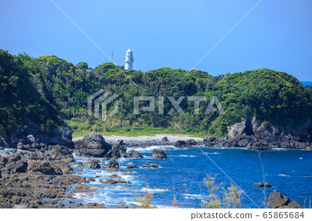 Shiono Misaki Lighthouse shining in the blue sky 65865684