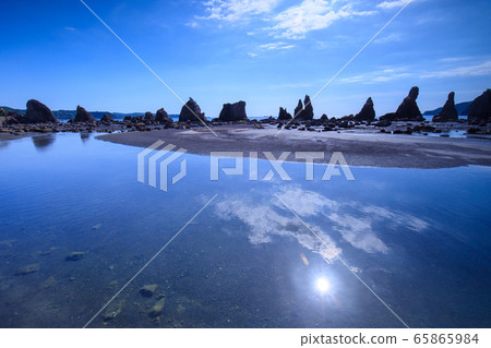 Fine weather pier rock 65865984