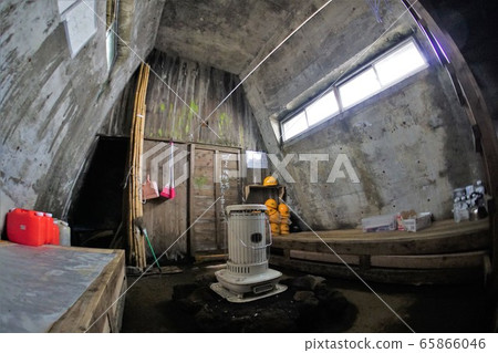 Inside the Kumanodake refuge hut on Mount Zao 65866046