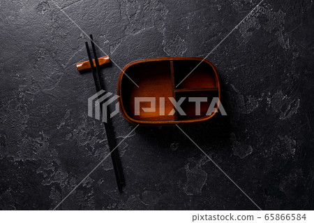 Open wooden bento box. with wooden sticks. 65866584