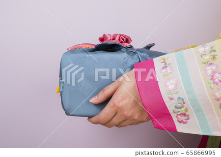 the Korean traditional wrapping cloth, refreshments and greeting card 074 65866995