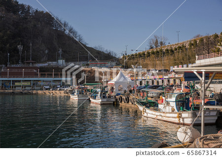 fishing village landscape. fresh fish market at the port in Korea 052 fishing village landscape. fresh fish market at the port in Korea 052 65867314