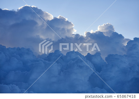 Beautiful fluffy clouds in the sky 65867418