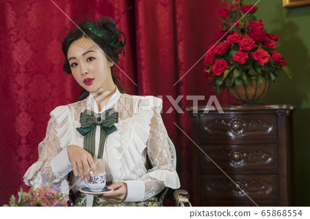 Portrait of female and male in retro fashion and vintage concept 112 65868554