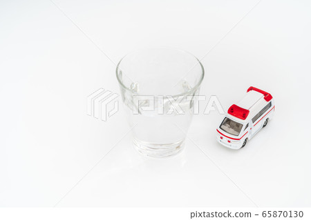 Image of heat stroke: A cup filled with water and an ambulance Image of heat stroke: A cup filled with water and an ambulance 65870130