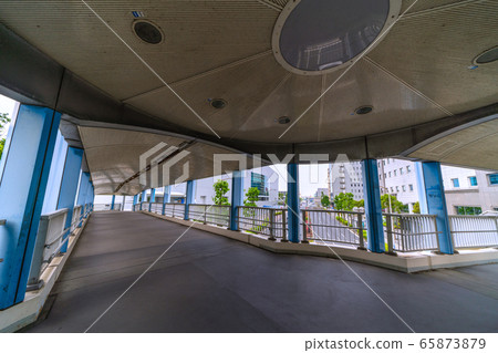 日本橫濱城市景觀通往橫濱競技場的人行天橋 日本橫濱城市景觀通往橫濱競技場的人行天橋 65873879