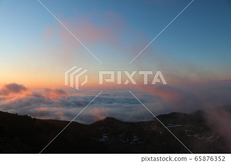 澀谷路線292上黎明時分的雲海風景 澀谷路線292上黎明時分的雲海風景 65876352