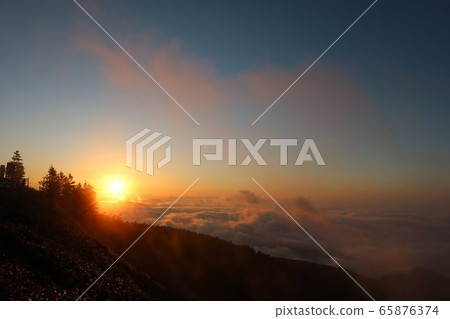 澀谷路線292上的日出和雲海黎明的風景 澀谷路線292上的日出和雲海黎明的風景 65876374