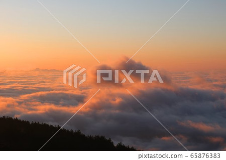 Scenery of the sea of clouds at dawn on Shibutoge Route 292 Scenery of the sea of clouds at dawn on Shibutoge Route 292 65876383