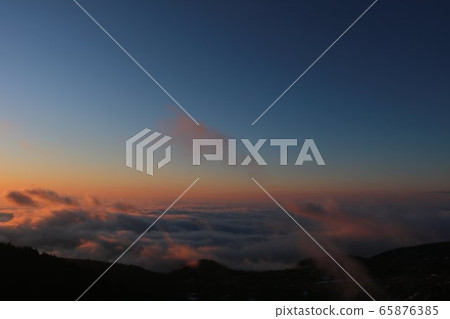 澀谷路線292上黎明時分的雲海風景 澀谷路線292上黎明時分的雲海風景 65876385