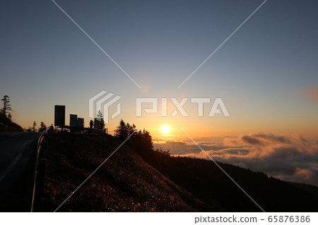 澀谷路線292上的日出和雲海黎明的風景 65876386