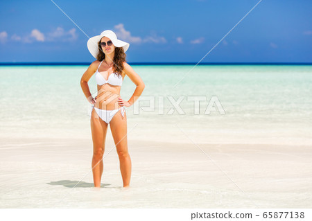 Young woman on the ocean beach 65877138