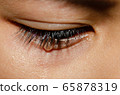 .The child is crying. 65878319