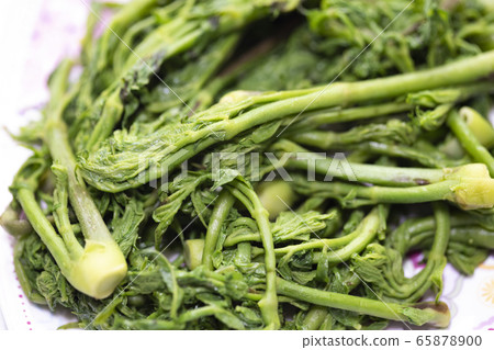 Arrangement boiled in hot water 65878900