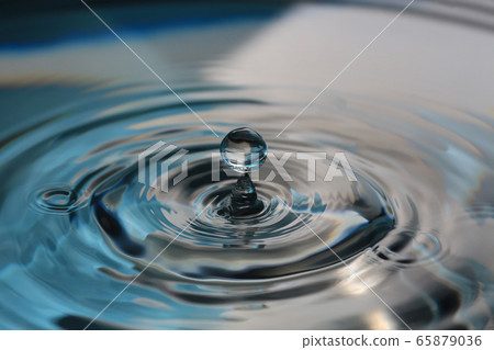 Water splash close-up. Drop of water. Blue water drop. Falling water. blue water surface with splash and air bubbles. Water splash close-up. Drop of water. Blue water drop. Falling water. blue water surface with splash and air bubbles. 65879036