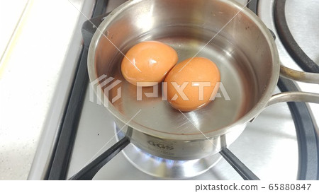 雞蛋在煤氣爐上的鍋裡煮 雞蛋在煤氣爐上的鍋裡煮 65880847