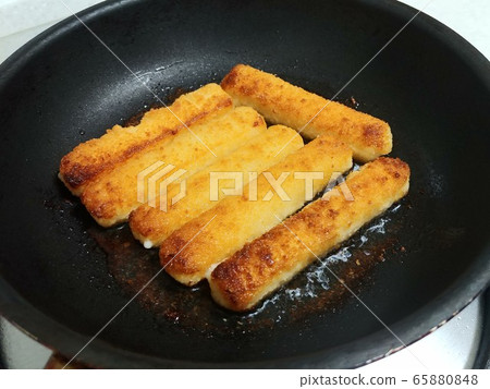 煎鍋配脆皮炸芝士棒 煎鍋配脆皮炸芝士棒 65880848