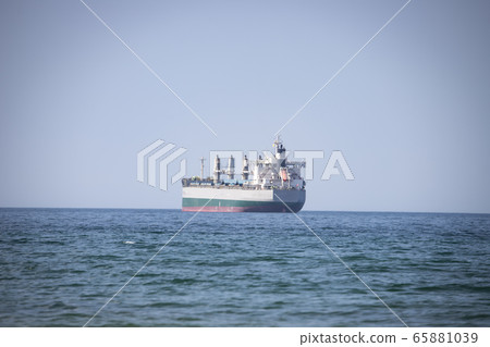停泊在海上的大船 停泊在海上的大船 65881039