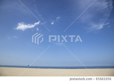 Beach with a view of the East Sea 65881056