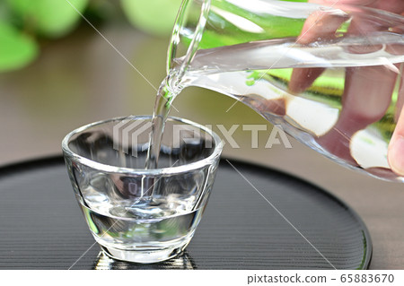 倒入夏季冷酒 65883670