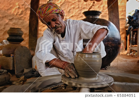 Indian potter at work. Handwork craft from Shilpagram, Udaipur, Rajasthan, India 65884051