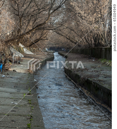 Urban stream in winter. The Lybid river. Urban stream in winter. The Lybid river. 65884949