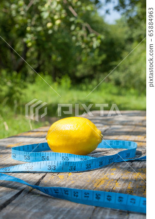 Lemon and tape measure Lemon and tape measure 65884963