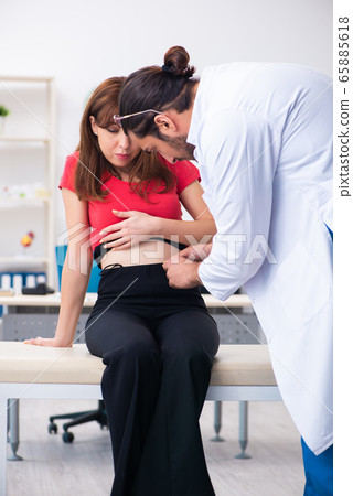 Female diabetic patient visiting young male doctor 65885618