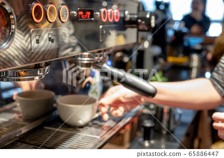Automatic coffee machine preparing espresso 65886447