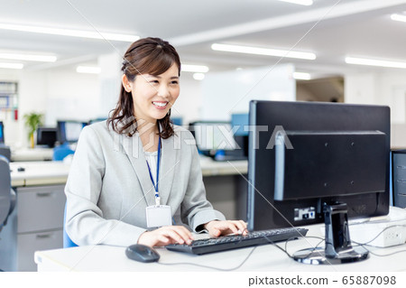 Business woman operating a personal computer in the office Business woman operating a personal computer in the office 65887098