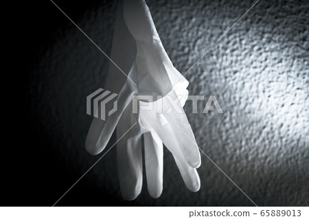Used white latex gloves 65889013
