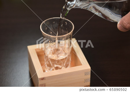 Cold Japanese sake in summer 65890502