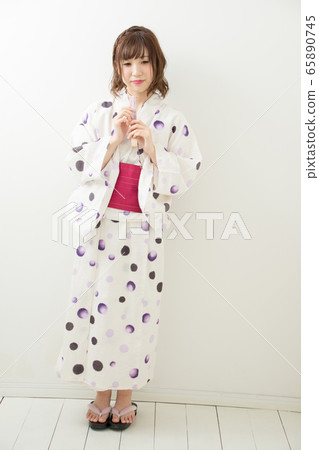 A woman in a yukata 65890745