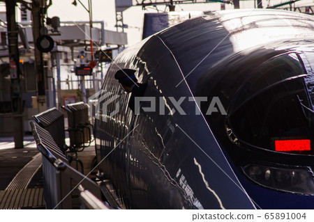 Train Shinkansen Series 500 that leaves Shin-Osaka Station 65891004