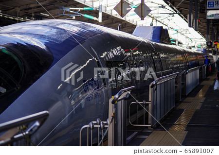 The 500 series Shinkansen stopped at the railway station 65891007