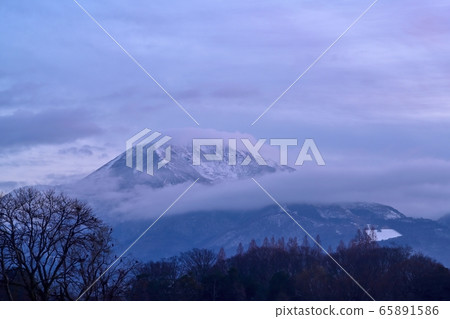 Scenery of Mt. Ibuki just before dawn @ Shiga Scenery of Mt. Ibuki just before dawn @ Shiga 65891586