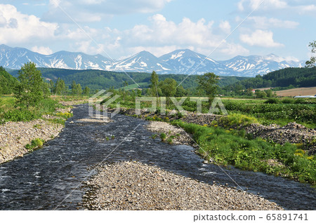 Umobetsu River and Tokachidake mountain range seen from Kumanozawa Bridge (Biei, Hokkaido) 65891741