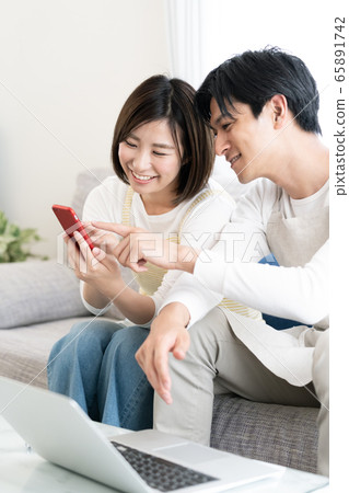 Young couple smartphone 65891742