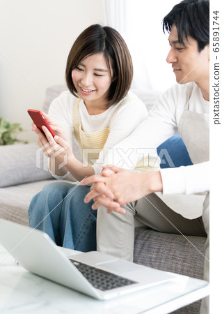 Young couple smartphone 65891744
