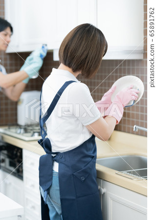 管家的男人和女人打掃廚房 管家的男人和女人打掃廚房 65891762