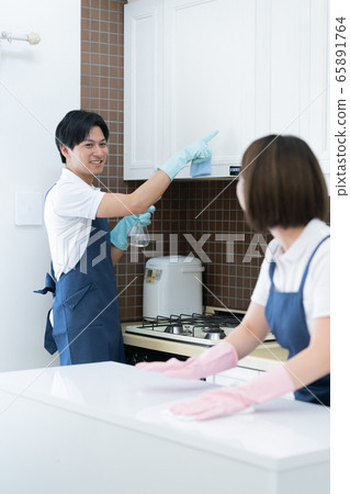 管家的男人和女人打掃廚房 管家的男人和女人打掃廚房 65891764