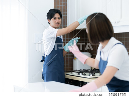 管家的男人和女人打掃廚房 管家的男人和女人打掃廚房 65891765