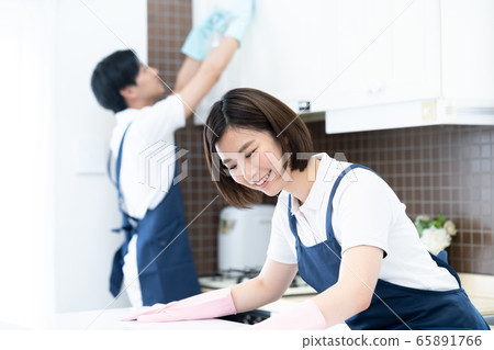 管家的男人和女人打掃廚房 管家的男人和女人打掃廚房 65891766